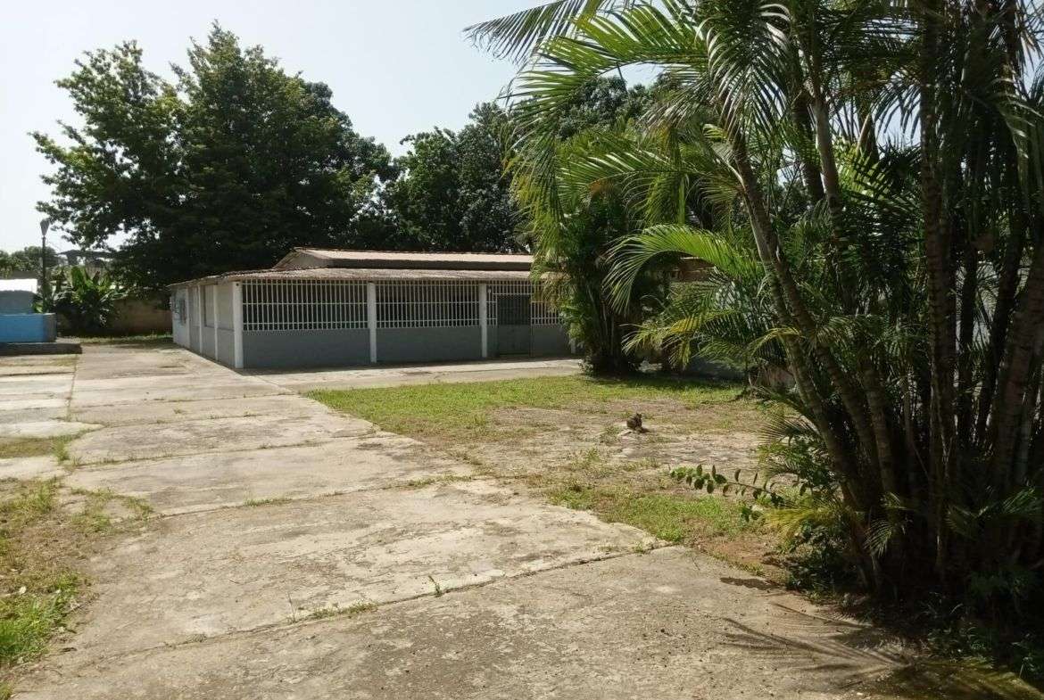 Venta Casa con Terreno de 2.687 m2 y Mini Locales