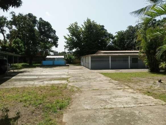 Venta Casa con Terreno de 2.687 m2 y Mini Locales
