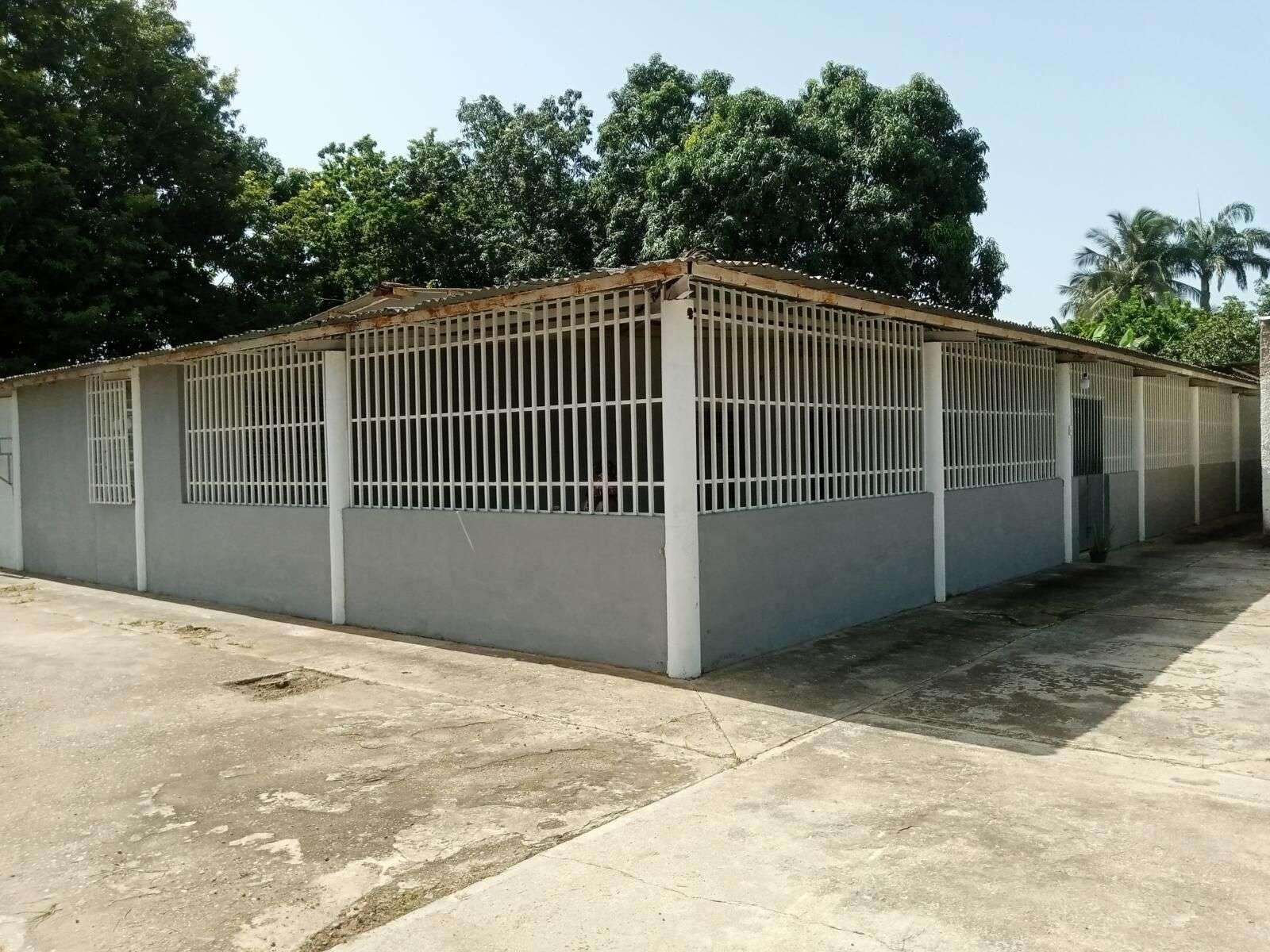 3 Venta Casa con Terreno de 2.687 m2 y Mini Locales