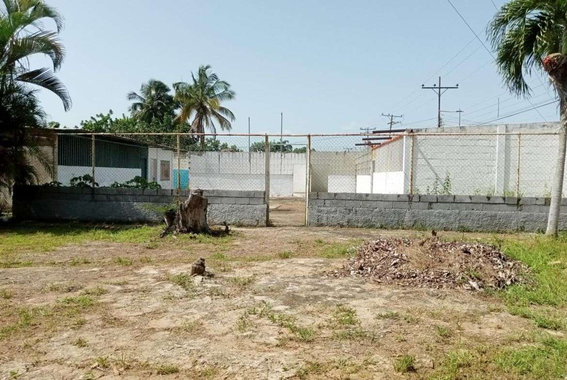 Venta Casa con Terreno de 2.687 m2 y Mini Locales