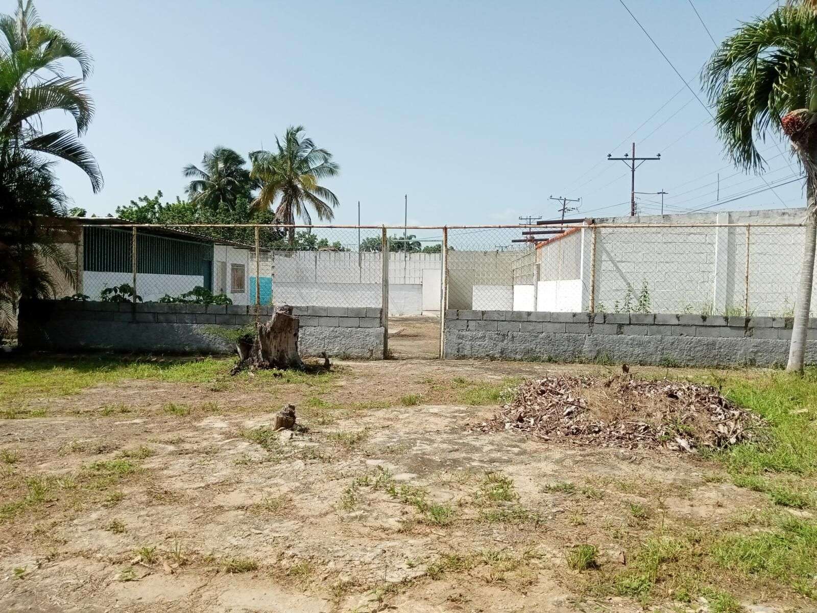 4 Venta Casa con Terreno de 2.687 m2 y Mini Locales