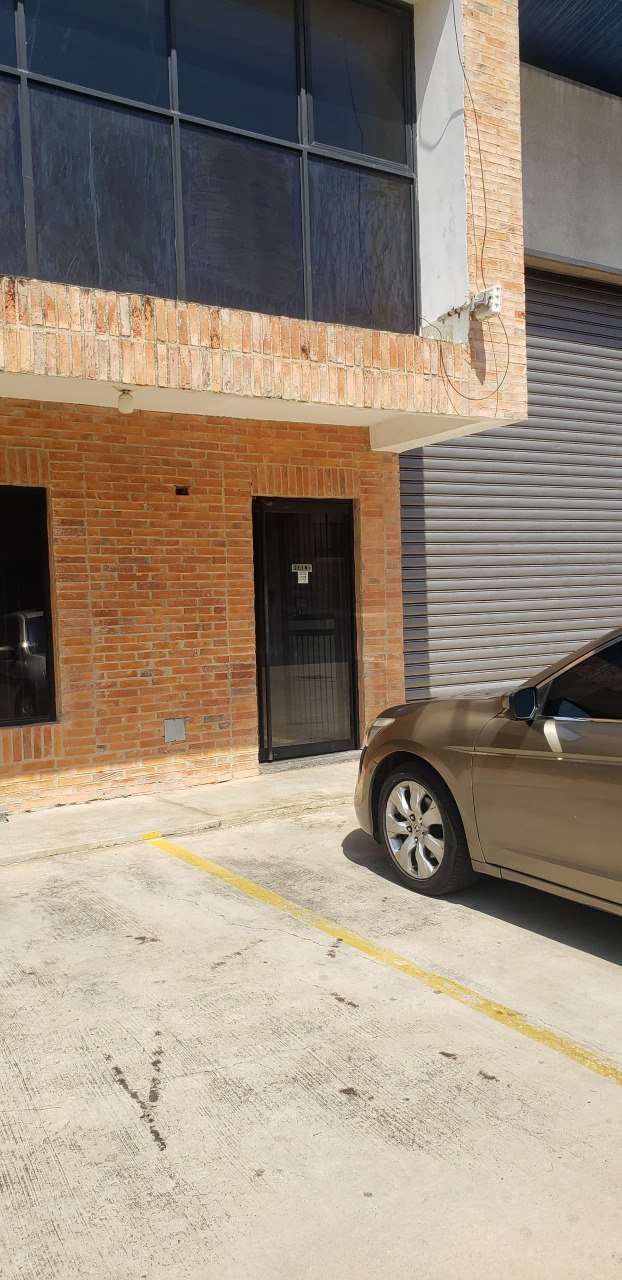 Venta de Galpón comercial-industrial con oficinas