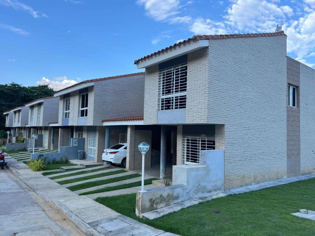 85501 Townhouse en venta Cumbres De La Esmeralda