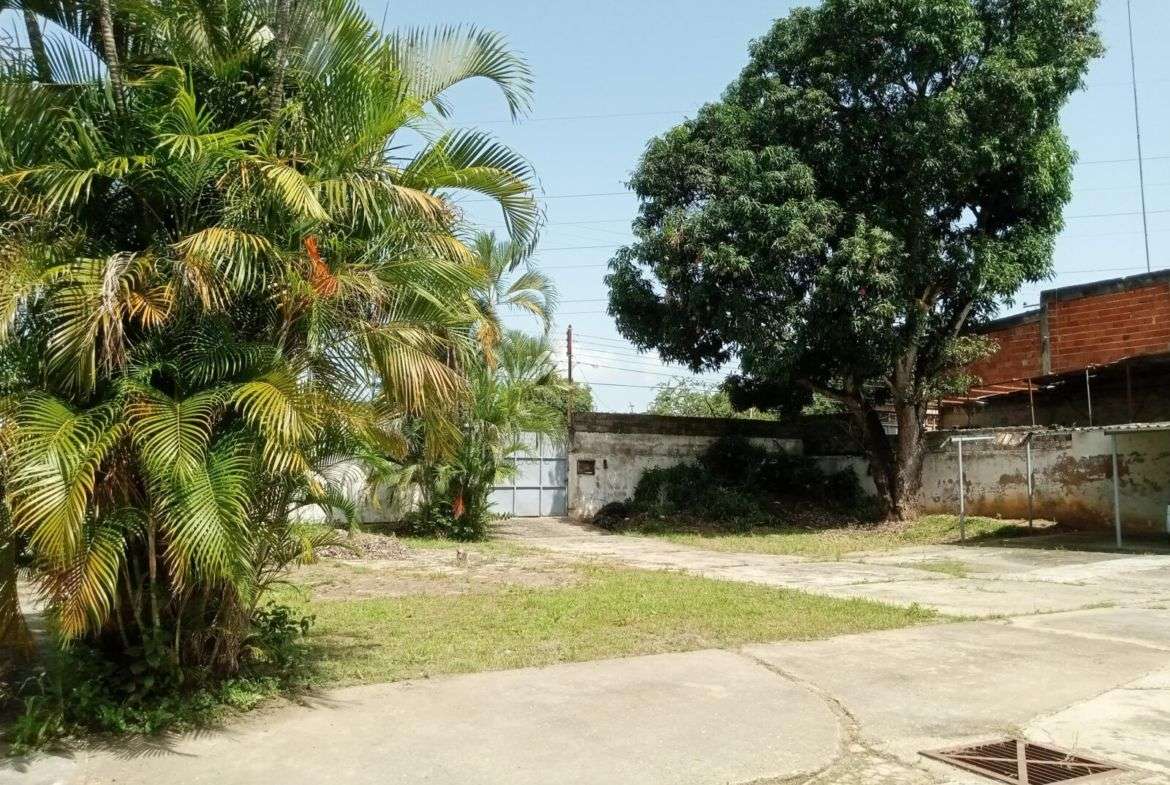 Venta Casa con Terreno de 2.687 m2 y Mini Locales
