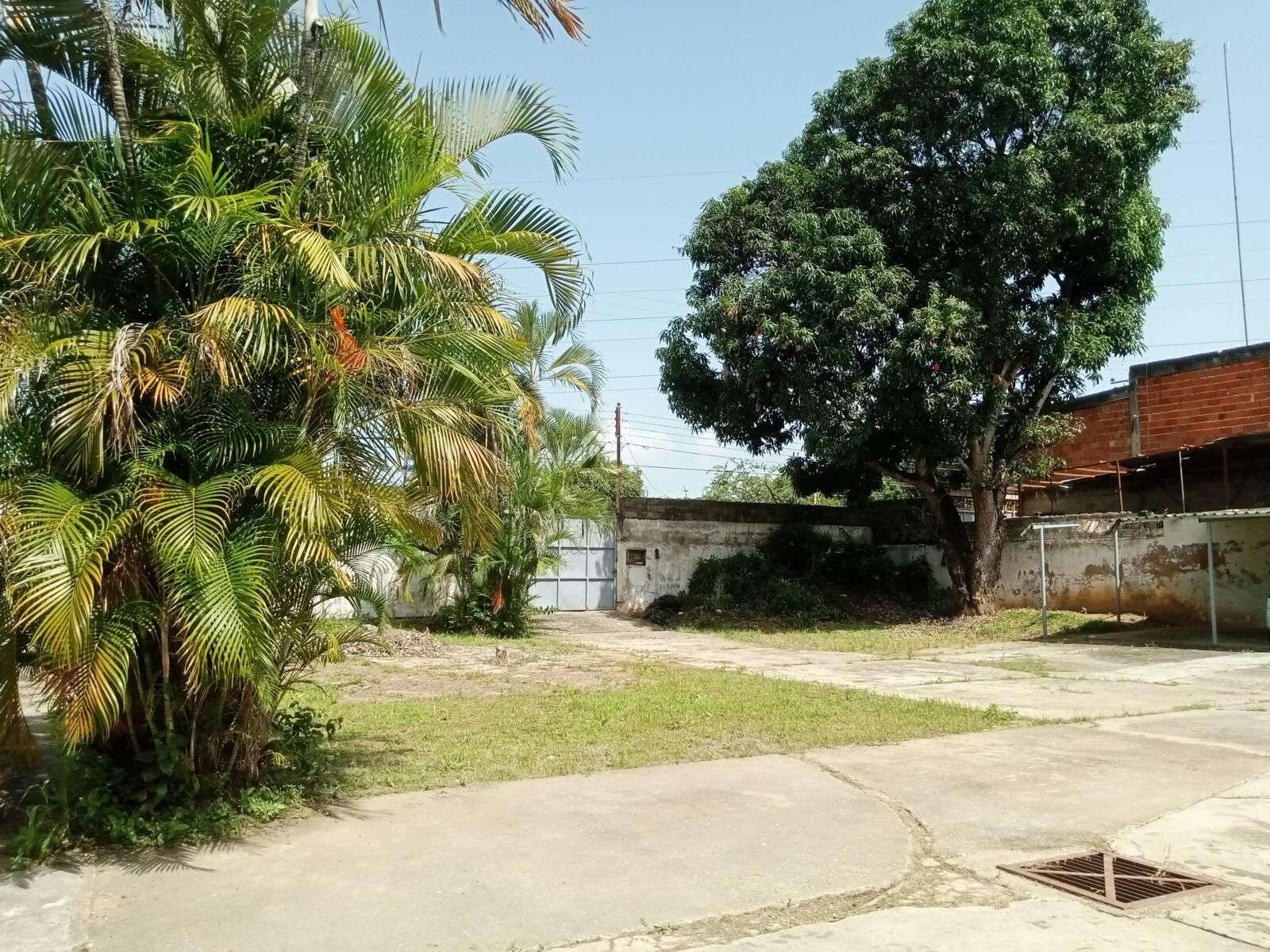9 Venta Casa con Terreno de 2.687 m2 y Mini Locales