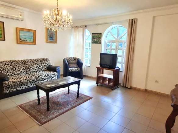 Alquiler en Prados del Este – 2 Habitaciones, 2 Baños, Patio. Amoblado y Equipado