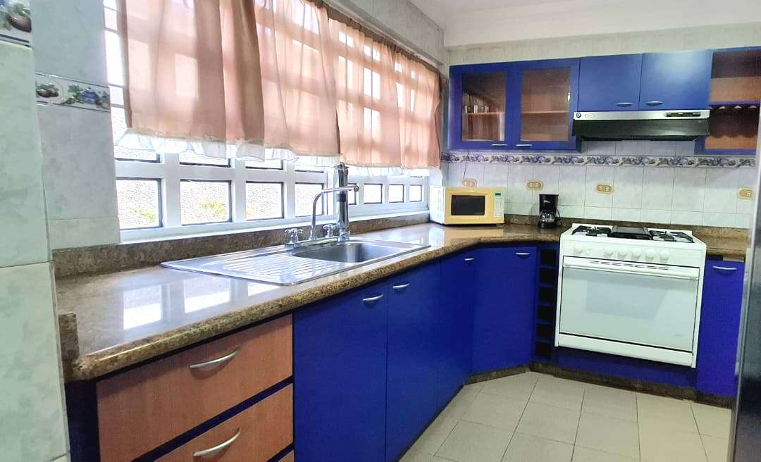 Alquiler en Prados del Este – 2 Habitaciones, 2 Baños, Patio. Amoblado y Equipado