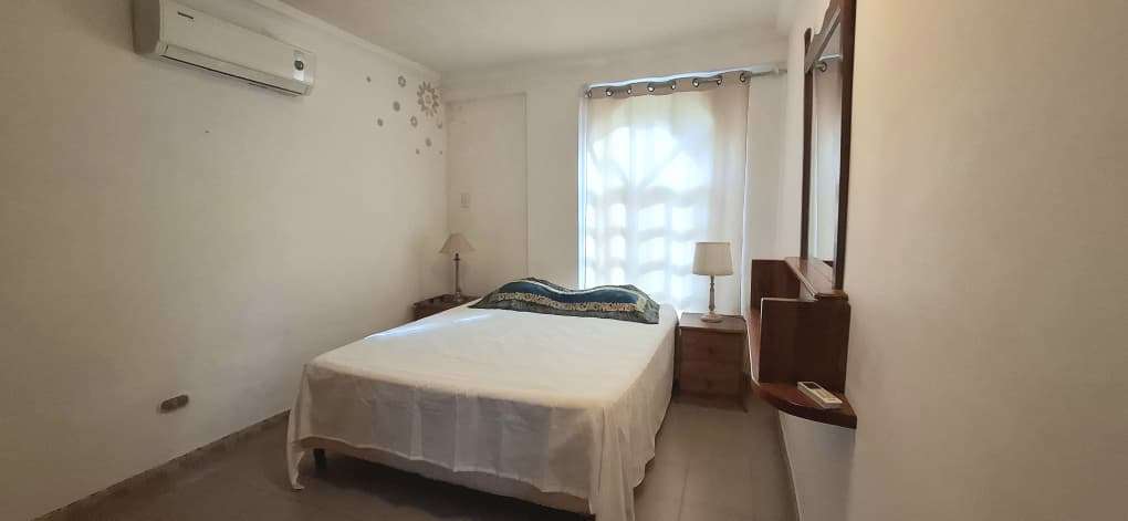 Alquiler en Prados del Este – 2 Habitaciones, 2 Baños, Patio. Amoblado y Equipado