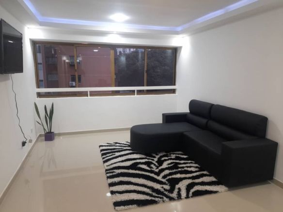 HERMOSO APARTAMENTO REMODELADO EN LA TRIGALEÑA