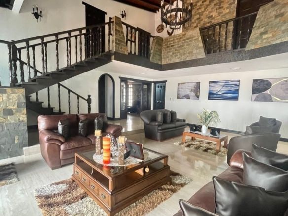 Hermosa Casa en Venta Prados Del Este.