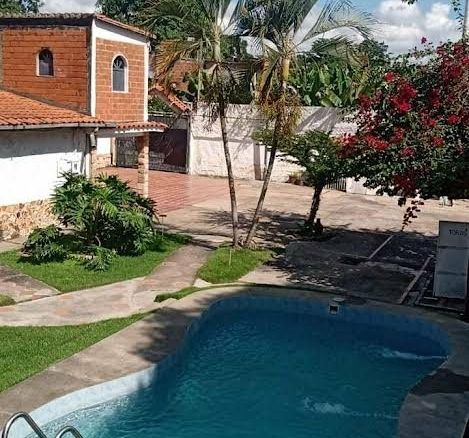 vendo amplia casa de oportunidad con piscina
