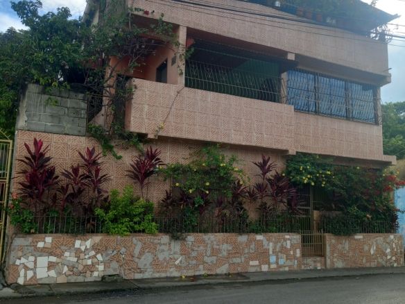 Venta Casa de 3 niveles en San juan de los morros