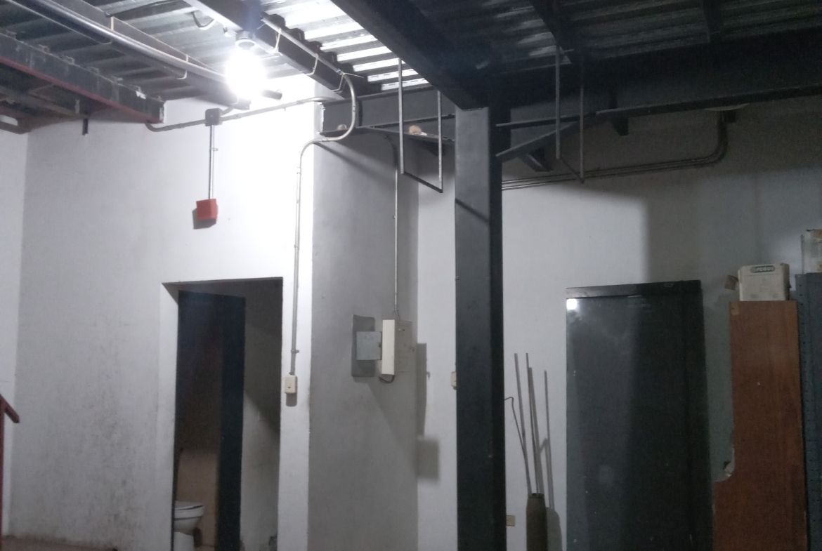 LOCAL COMERCIAL AV FUERZAS ARMADAS