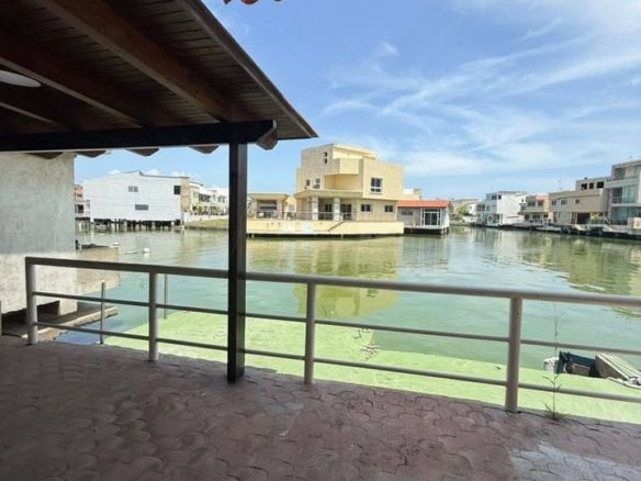 Se ofrece en alquiler Casa Bote