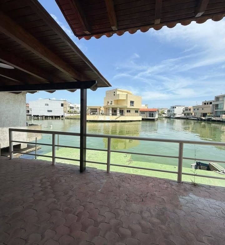 Se ofrece en alquiler Casa Bote