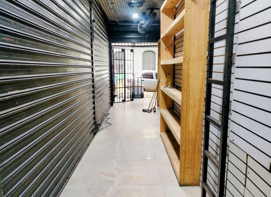 Se alquila local comercial de 16 mts2 en el centro de La Victoria. Ubicación estratégica con alto flujo peatonal y vehicular. Excelente pto. comercial