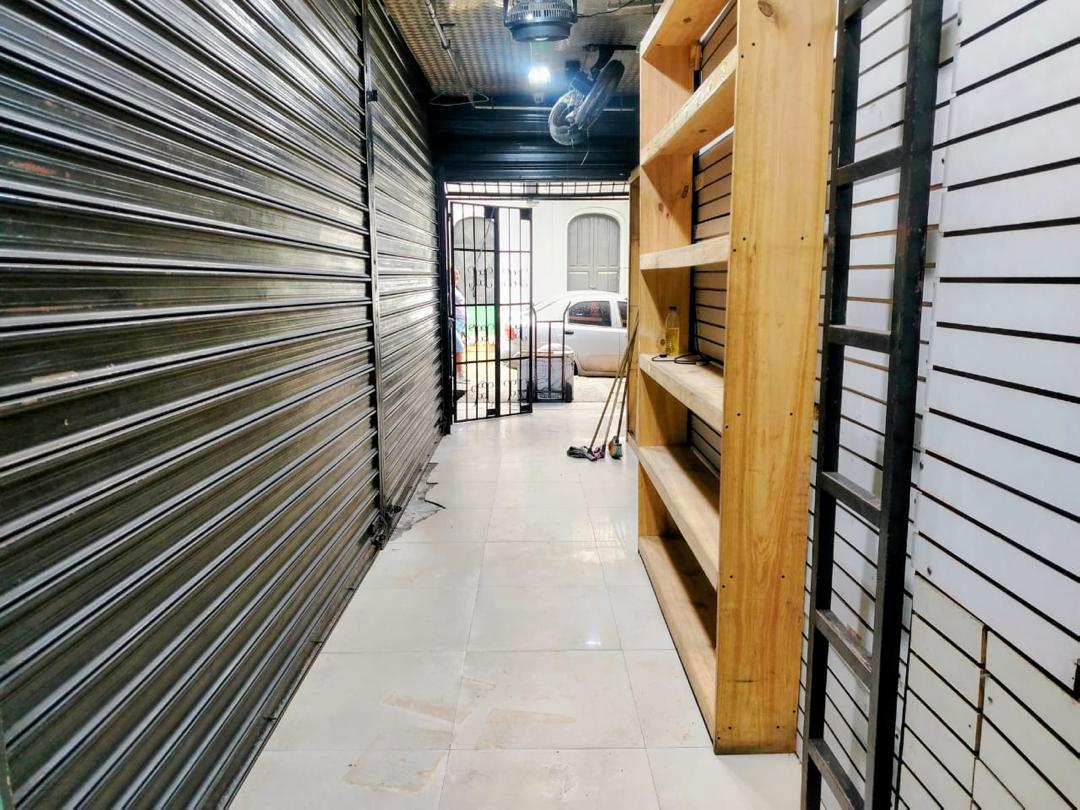 Se alquila local comercial de 16 mts2 en el centro de La Victoria. Ubicación estratégica con alto flujo peatonal y vehicular. Excelente pto. comercial