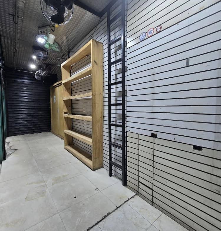 Se alquila local comercial de 16 mts2 en el centro de La Victoria. Ubicación estratégica con alto flujo peatonal y vehicular. Excelente pto. comercial