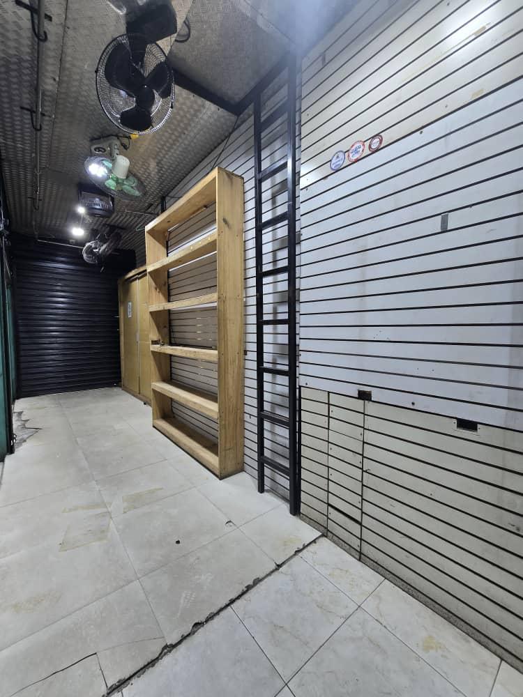Se alquila local comercial de 16 mts2 en el centro de La Victoria. Ubicación estratégica con alto flujo peatonal y vehicular. Excelente pto. comercial