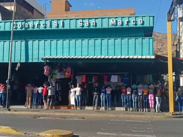 Se alquila local comercial de 16 mts2 en el centro de La Victoria. Ubicación estratégica con alto flujo peatonal y vehicular. Excelente pto. comercial