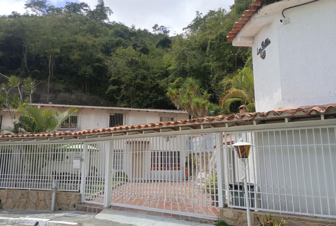 Casa familiar de 2 niveles con amplio potencial en Colinas de la California (cerca del Teo Capriles).