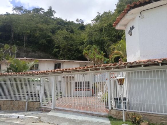 Casa familiar de 2 niveles con amplio potencial en Colinas de la California (cerca del Teo Capriles).